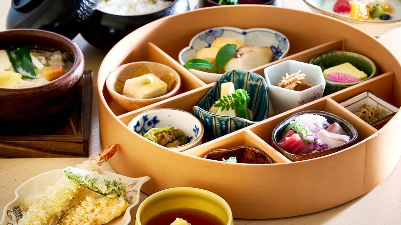 大きな丸い器に彩り豊かに盛り付けられたふふ 京都の贅沢な朝食、少しずつ色々な味を楽しめる女性に嬉しい幸せな朝のひととき