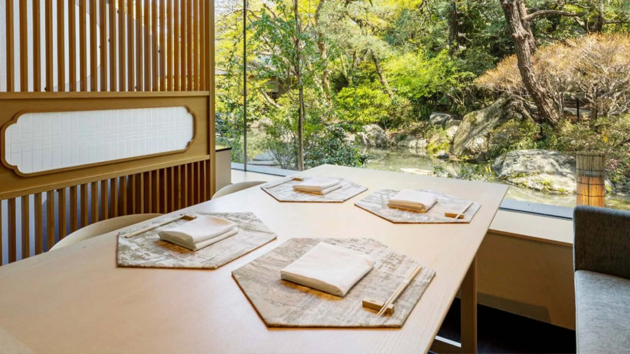窓一面に広がる美しい日本庭園の緑を眺めながら優雅な食事を楽しめるふふ 京都のダイニング、日常を忘れて心満たされる特別なひととき