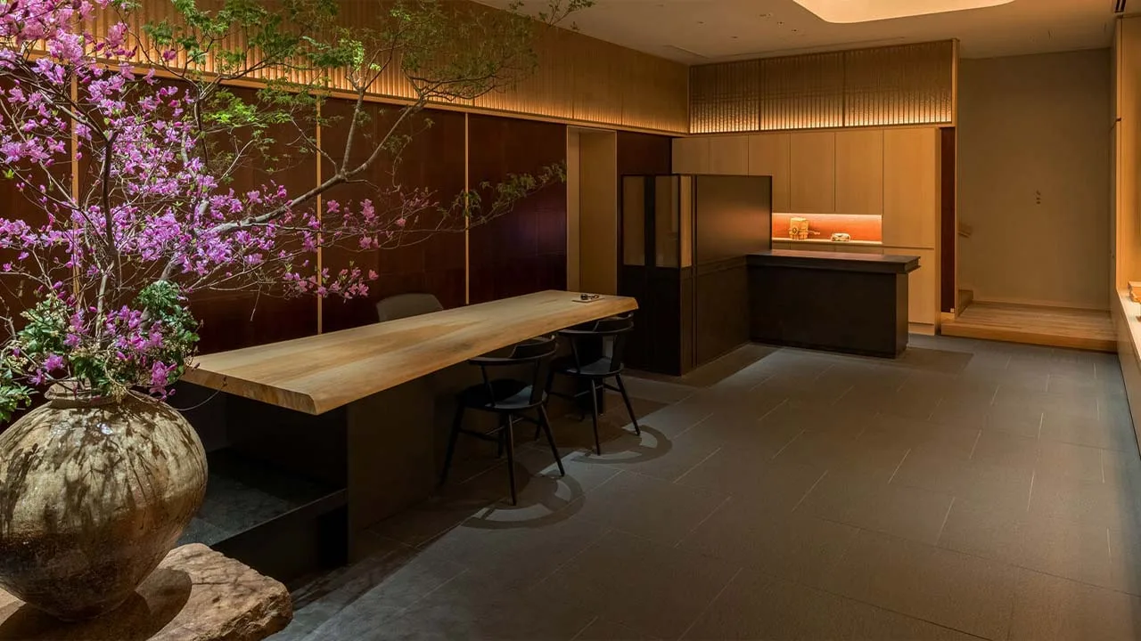 華やかな季節の花と木の温もりがゲストを迎える洗練されたふふ 京都のロビー、足を踏み入れた瞬間から始まる非日常のラグジュアリーステイ