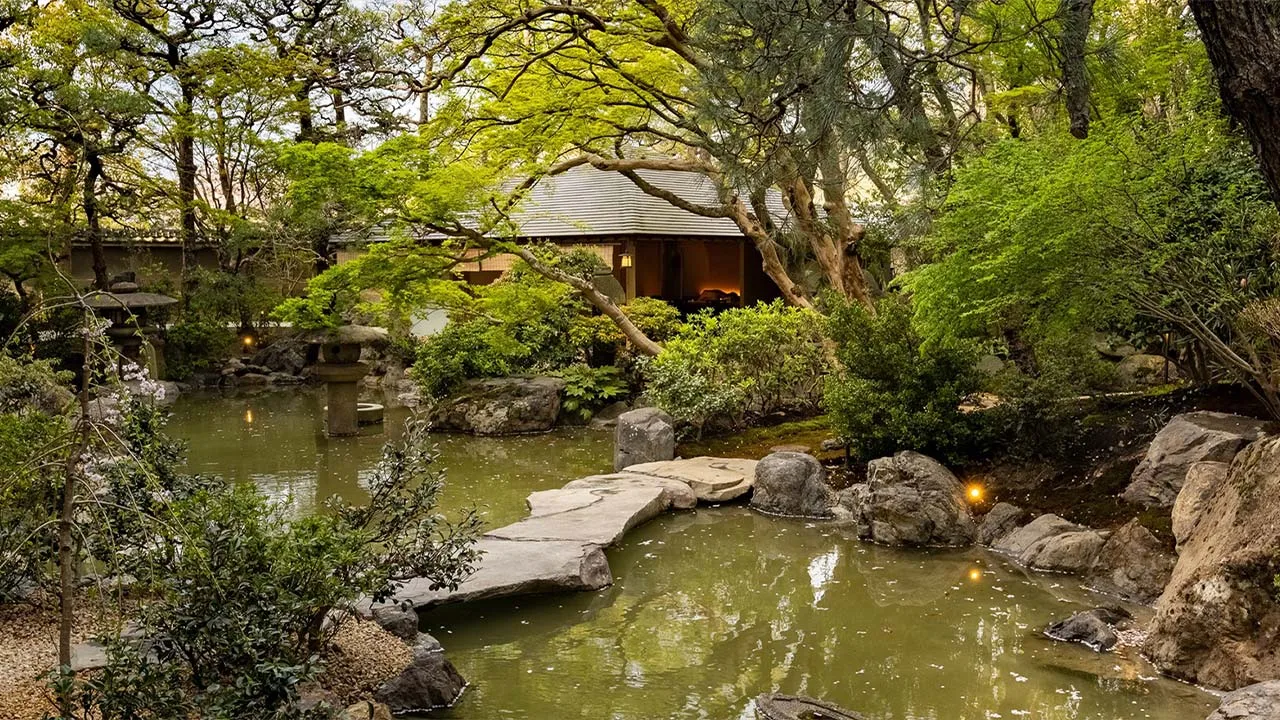 水面に映る木々の緑や石灯籠が美しいふふ 京都の日本庭園、時間を忘れてゆっくりと散策したくなるマイナスイオンたっぷりの癒やし空間