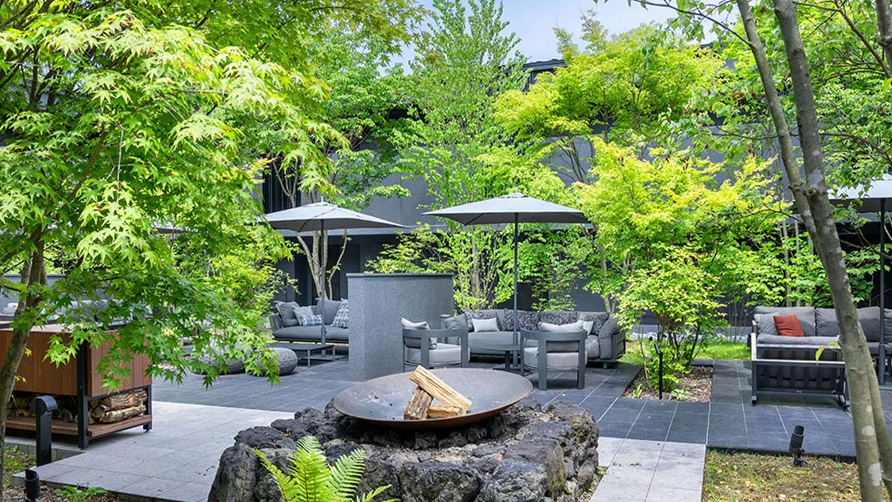 木漏れ日の中で深呼吸したくなる、ふふ 旧軽井沢 静養の森の緑に囲まれたオープンエアのテラス席