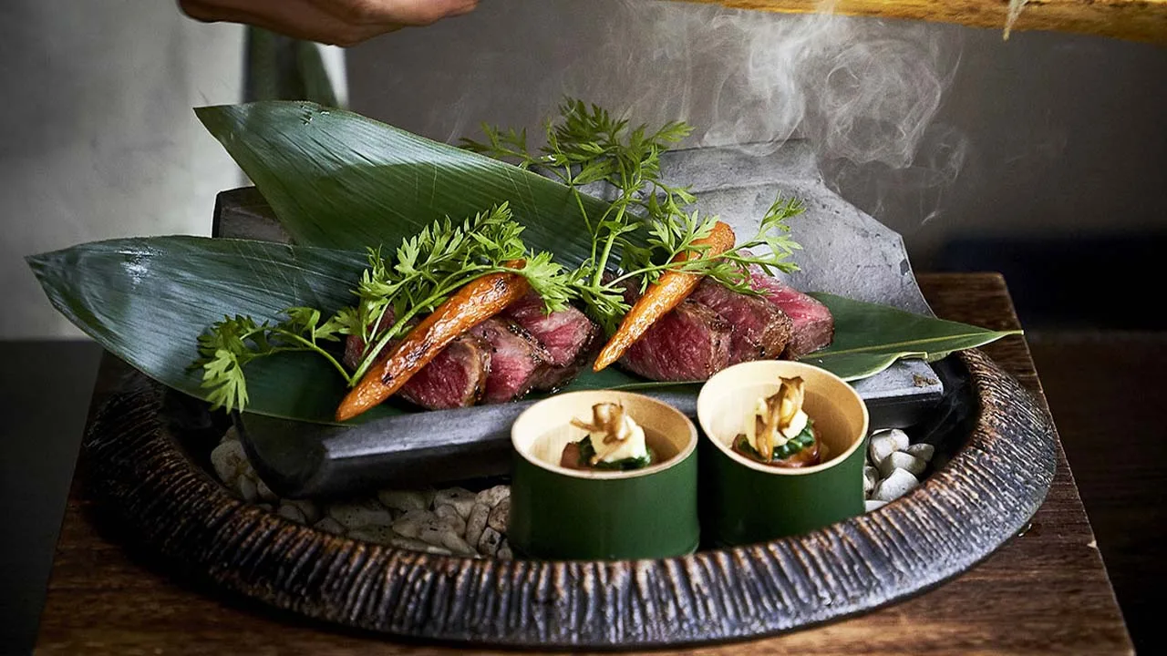 五感を満たす香りとシズル感に思わず笑顔がこぼれる、ふふ奈良の極上のお肉料理