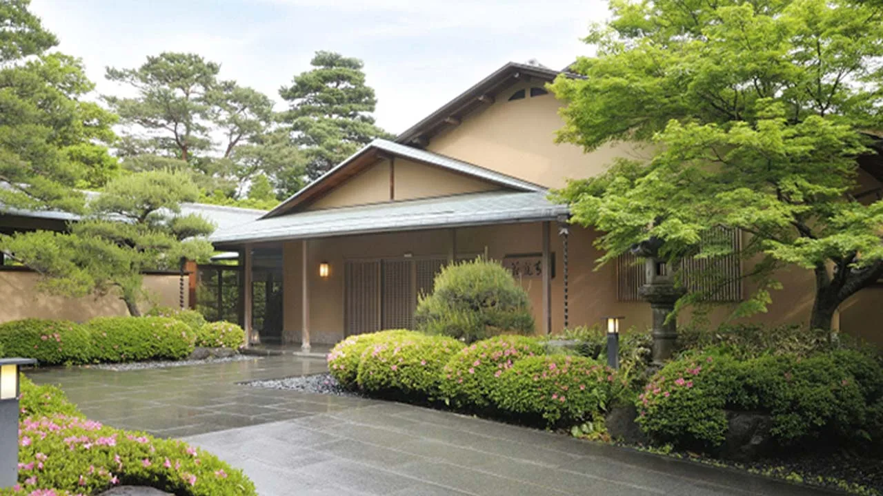 緑豊かな日本庭園が迎えてくれる下呂温泉 水明館の風情ある佇まい。日常を忘れて心安らぐ上質なひとときへ