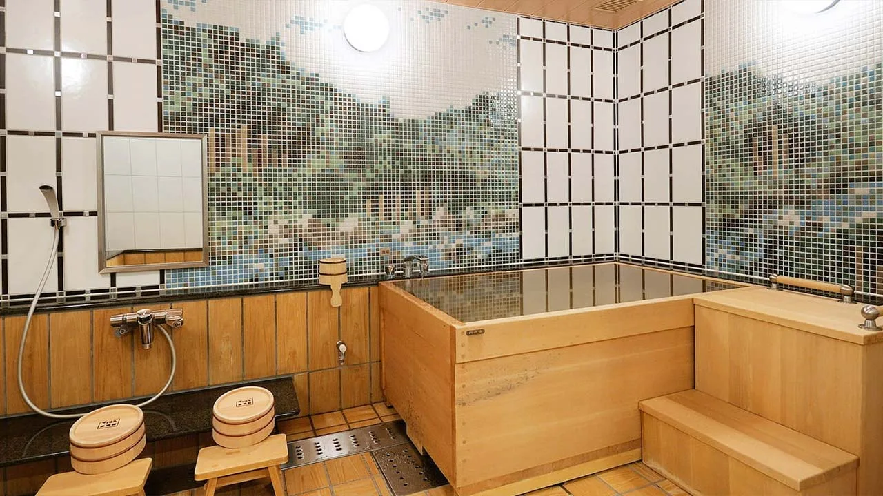 美しいモザイクタイルの壁画と木の香りに包まれる下呂温泉 水明館の貸切風呂。誰にも邪魔されないプライベートなリラックス空間