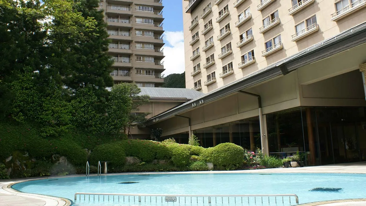 輝く水面と緑あふれるガーデンがリゾート感を演出する下呂温泉 水明館の屋外プール。夏の思い出を彩る爽やかなオアシス