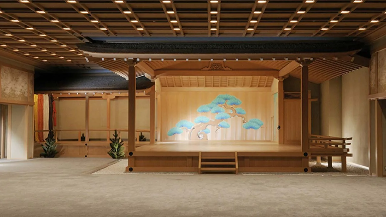 館内に佇む立派な能舞台に目を奪われる下呂温泉 水明館。日本の伝統美と非日常感にどっぷり浸れるフォトジェニックな空間