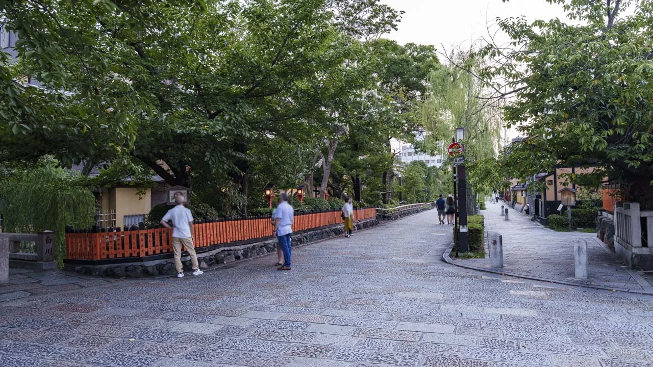 巽橋のたもと、辰巳大明神の朱の玉垣と石畳の白川南通