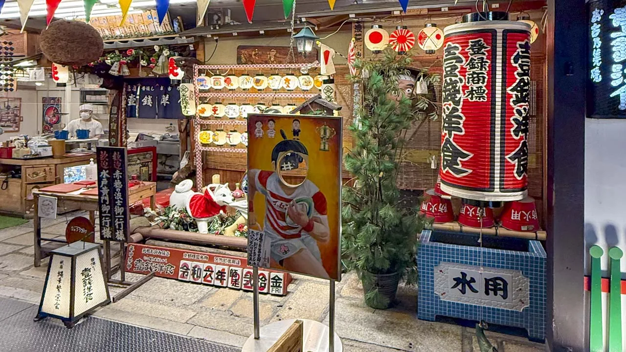 壹錢洋食の店先に並ぶ、縁日のような飾りつけ