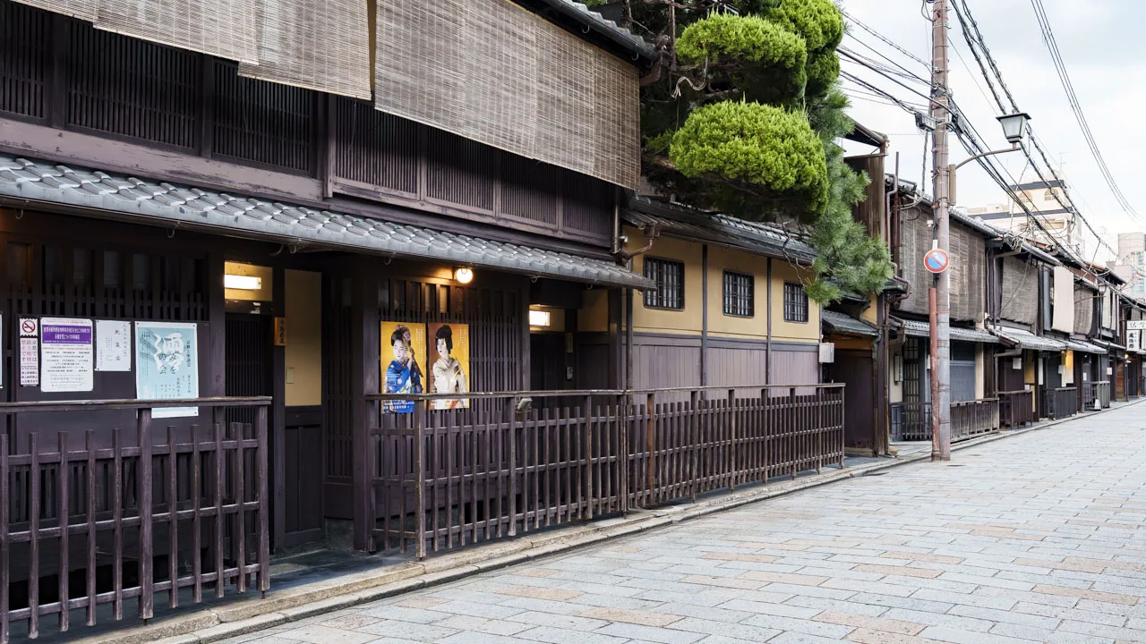 一階に千本格子、二階に簾を掛けた新橋通の茶屋建築