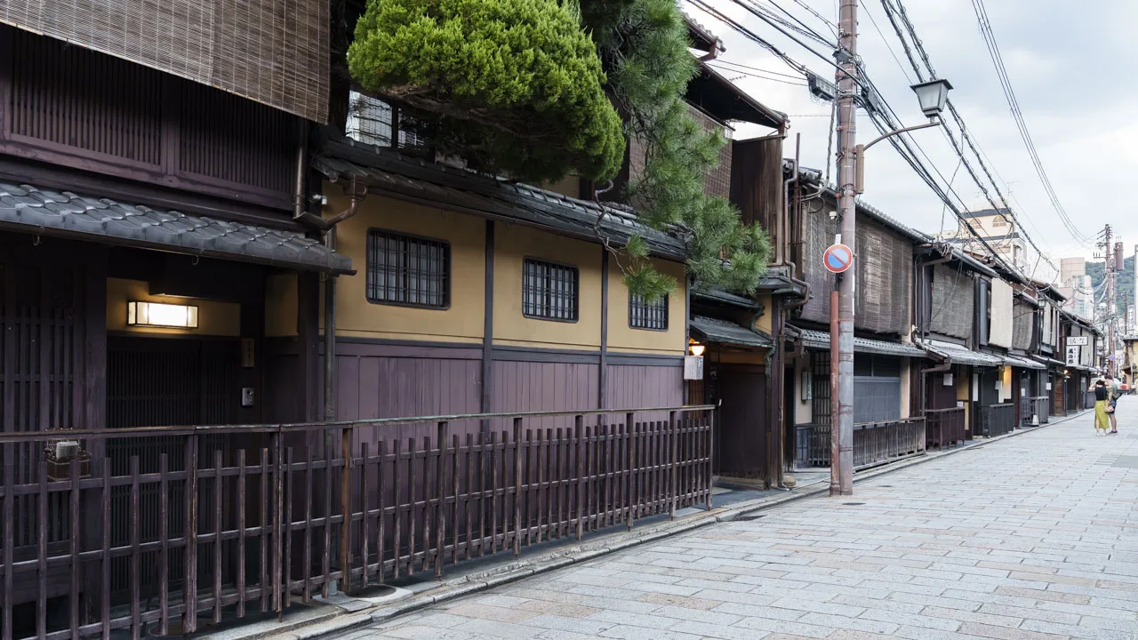 軒先の灯りがともりはじめた、新橋通の家並み
