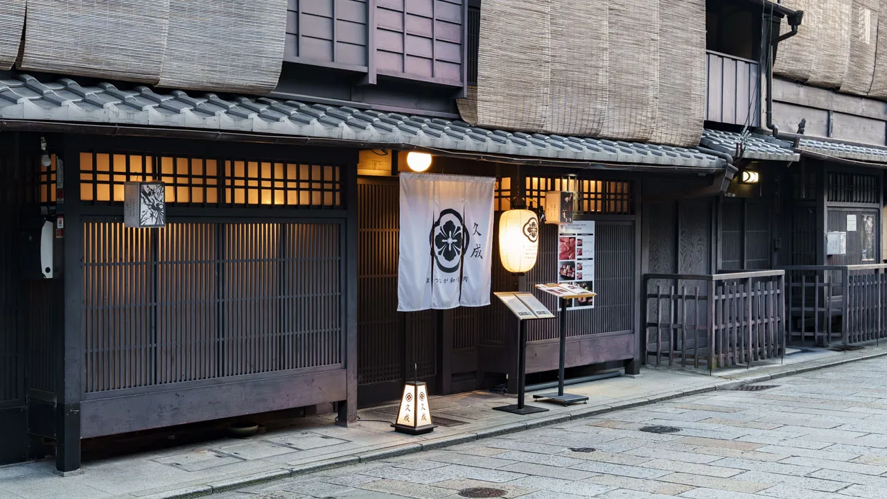 暖簾と行灯が出迎える、祇園の店先