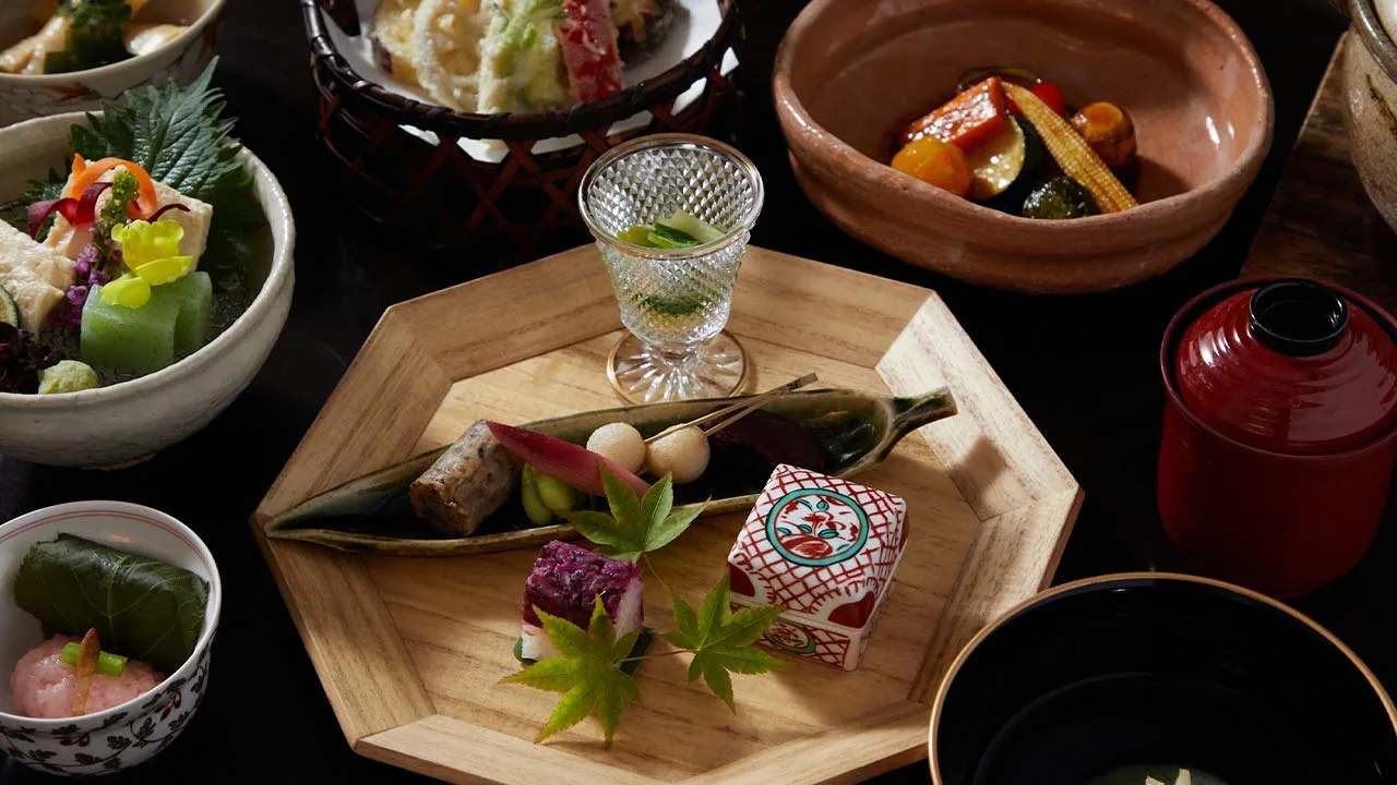 旬の食材を宝石のように美しく盛り付けた、五感で味わう強羅花壇の彩り豊かな懐石料理