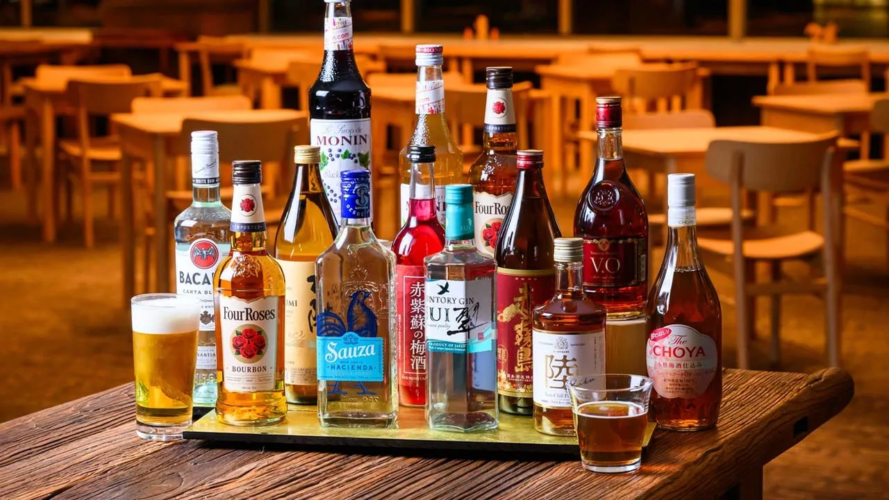 豊富な種類のお酒とともに大人な夜のひとときを過ごすグランドメルキュール淡路島リゾート&スパのくつろぎ空間