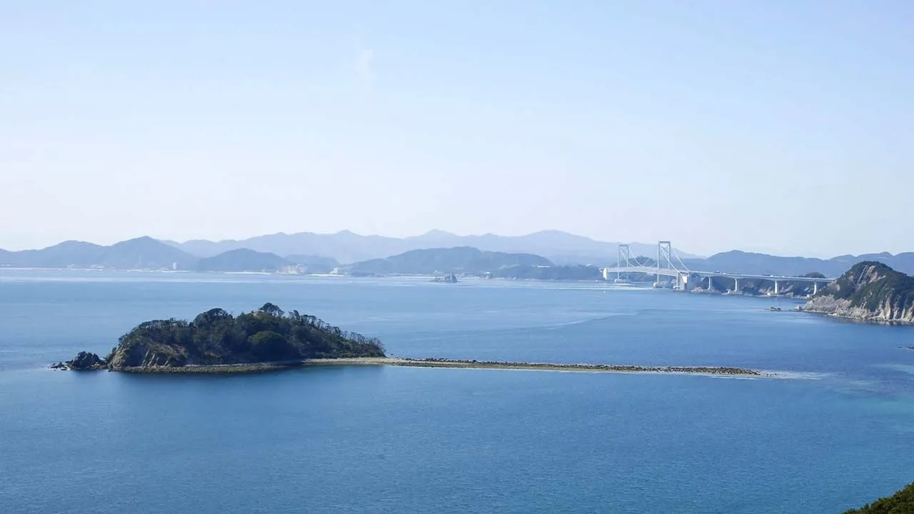 澄み渡る青空と穏やかな海に架かる大橋のパノラマ絶景に心解き放たれるグランドメルキュール淡路島リゾート&スパからの眺望