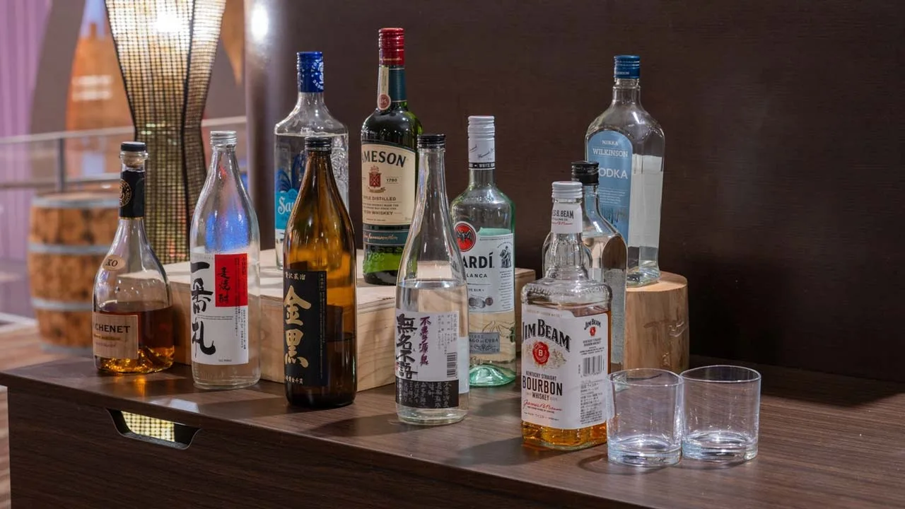 グランドメルキュール琵琶湖リゾート＆スパのバーラウンジに並ぶ銘酒の数々。間接照明のやわらかな光に包まれながら、大人のリラックスタイムを味わう夜