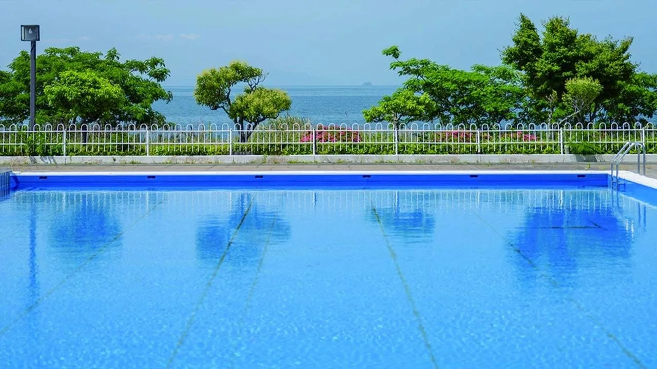 グランドメルキュール琵琶湖リゾート＆スパのプールから望む、どこまでも続く青い空と琵琶湖の絶景。まるで湖と繋がっているかのような開放感あふれるリゾート体験