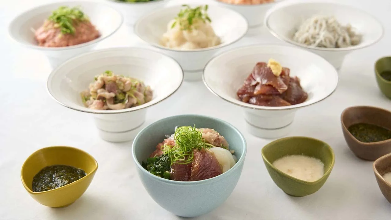新鮮な海の幸を好きなだけ味わう贅沢な朝のひととき。グランドメルキュール南房総リゾート&スパの小鉢に美しく盛り付けられた絶品海鮮ビュッフェ。