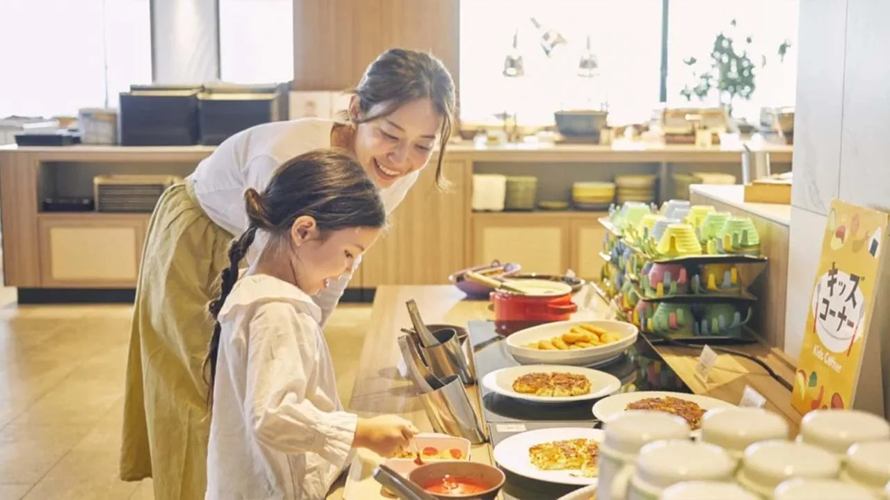 キッズコーナーで親子一緒にわくわくしながら食事を選ぶグランドメルキュール那須高原リゾート＆スパの幸せなビュッフェタイム
