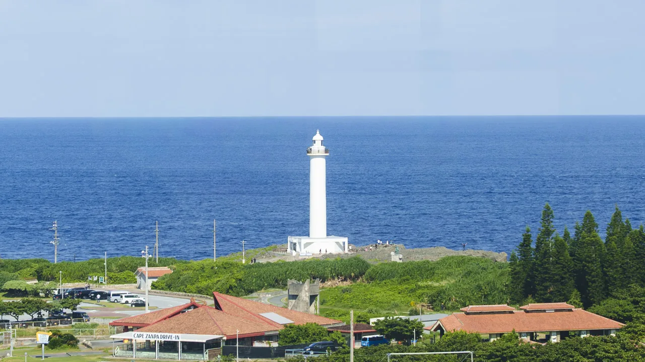 東シナ海を背に立つ白亜の残波岬灯台