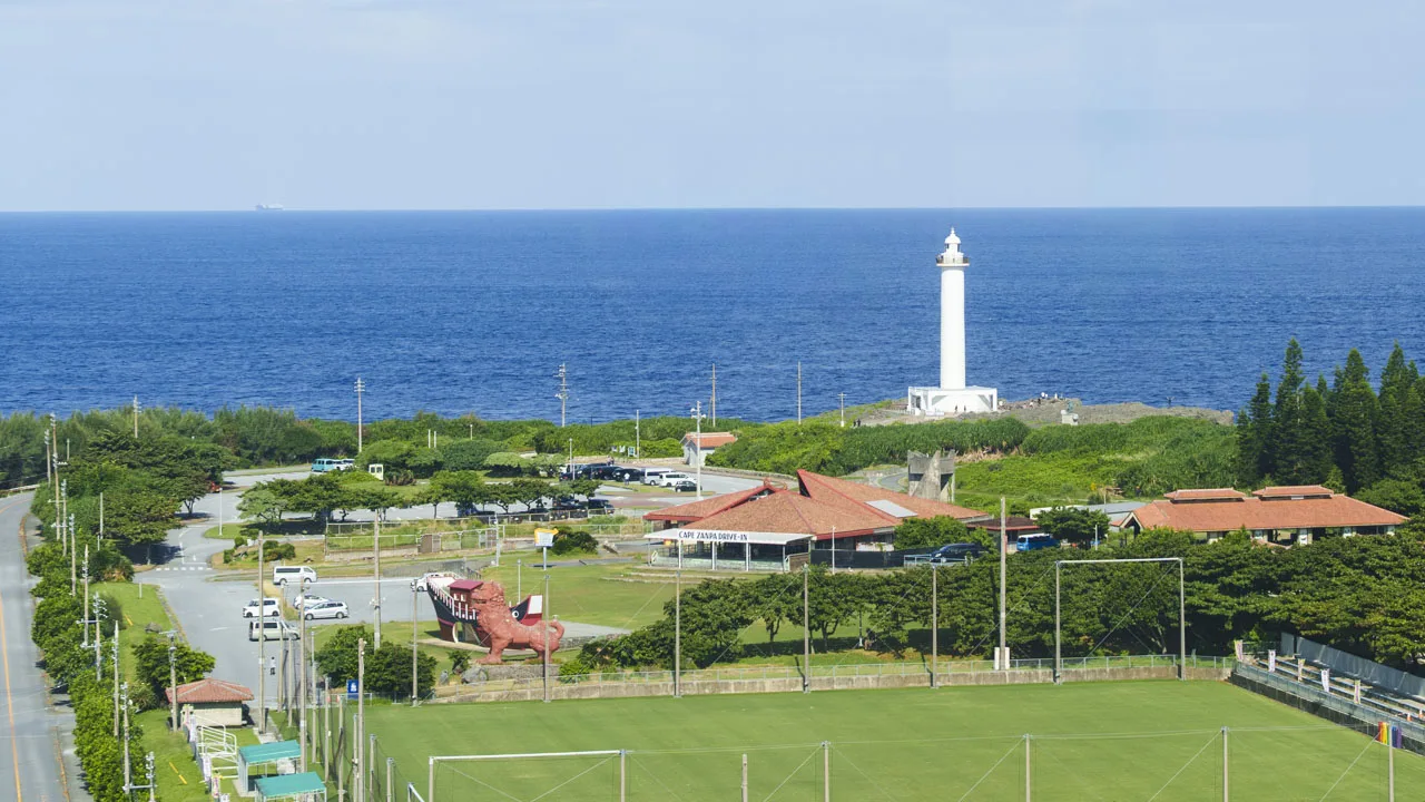 残波岬の突端に立つ白亜の残波岬灯台