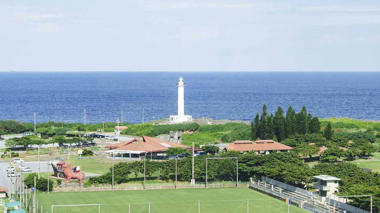 グランドメルキュール沖縄残波岬リゾートから望む残波岬灯台と公園