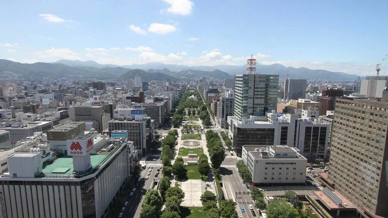 グランドメルキュール札幌大通公園から見下ろす緑豊かな大通公園と美しい札幌の街並み。どこまでも広がる青空に心癒される絶景