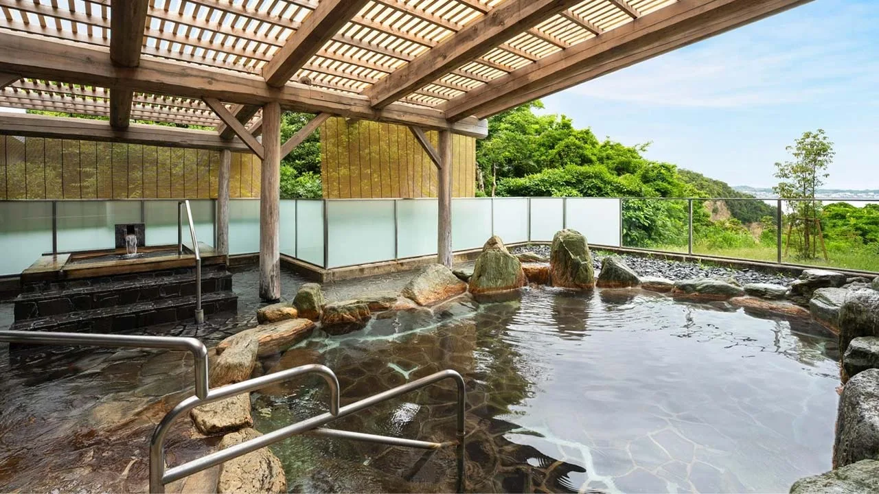 目の前に美しい海と空の絶景が広がるグランドメルキュール和歌山みなべリゾート&スパの露天風呂。心地よい潮風を感じながら心ゆくまでリフレッシュできる至福の温泉体験