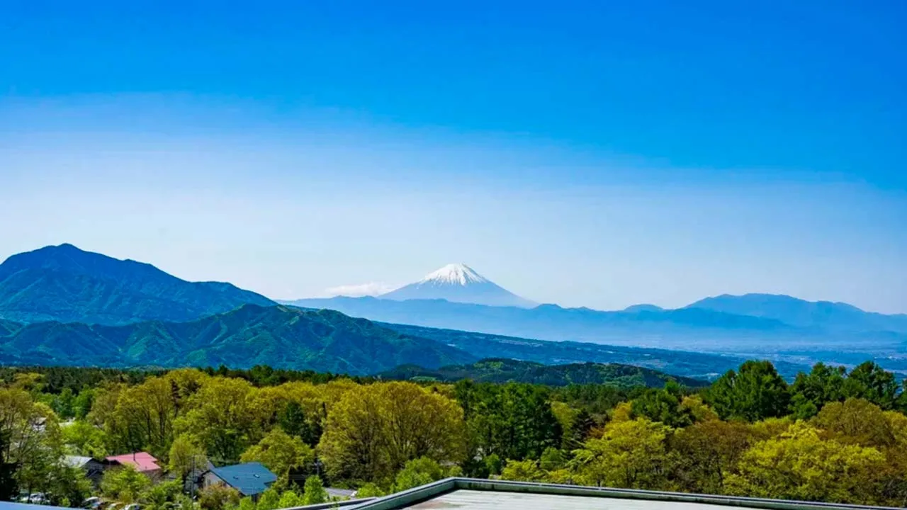 どこまでも続く青空と雄大な富士山。思わず息を呑むような大自然の絶景に心奪われるグランドメルキュール八ヶ岳リゾート&スパからの美しい眺望