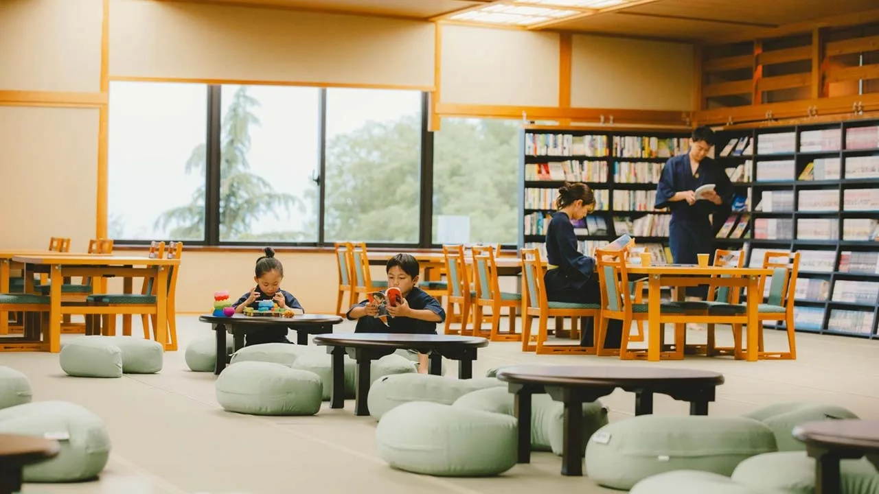 湯上がりに浴衣でのんびり。お気に入りの一冊と出会い、心穏やかな時間を過ごせるグランドメルキュール八ヶ岳リゾート&スパのライブラリー