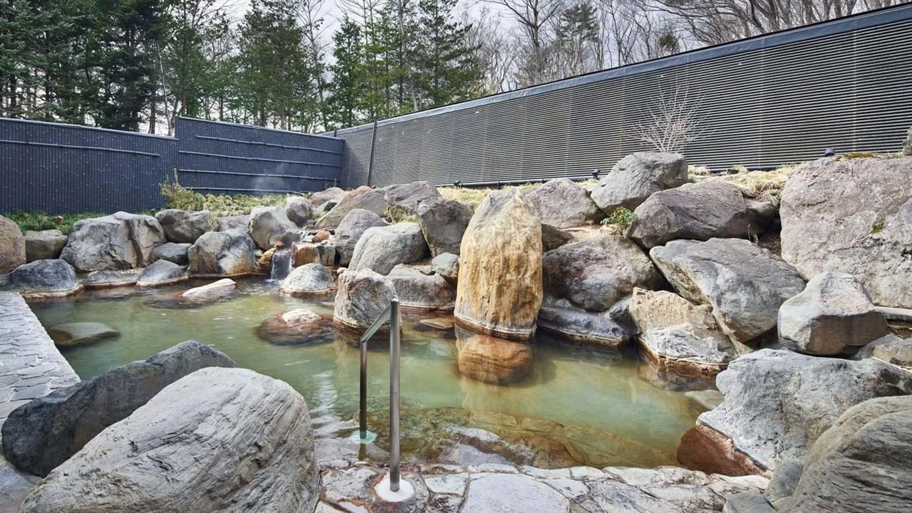 澄み切った空気と自然の息吹に優しく包まれ、日々の疲れが芯から癒やされていくグランドメルキュール八ヶ岳リゾート&スパの岩造りの露天風呂