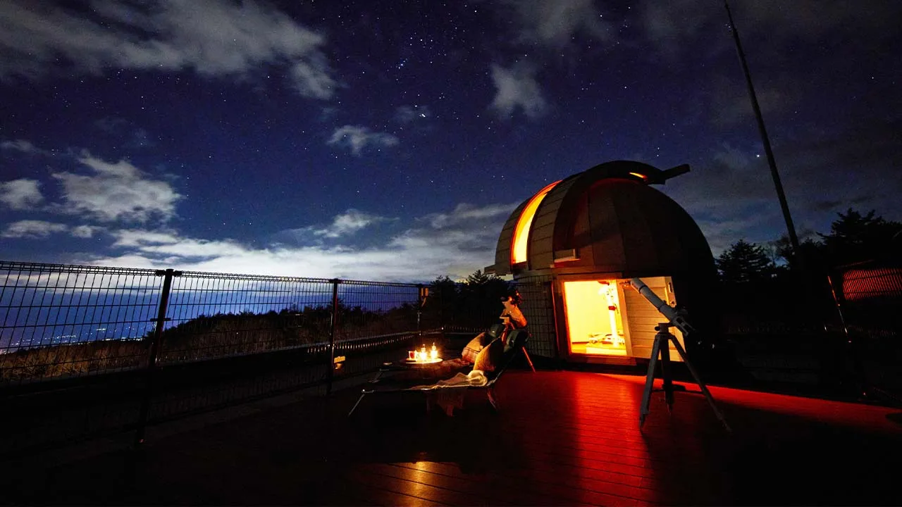 手が届きそうな満天の星の下、特等席で天体観測しながらロマンチックな夜に浸るグランドメルキュール八ヶ岳リゾート&スパの星空テラス