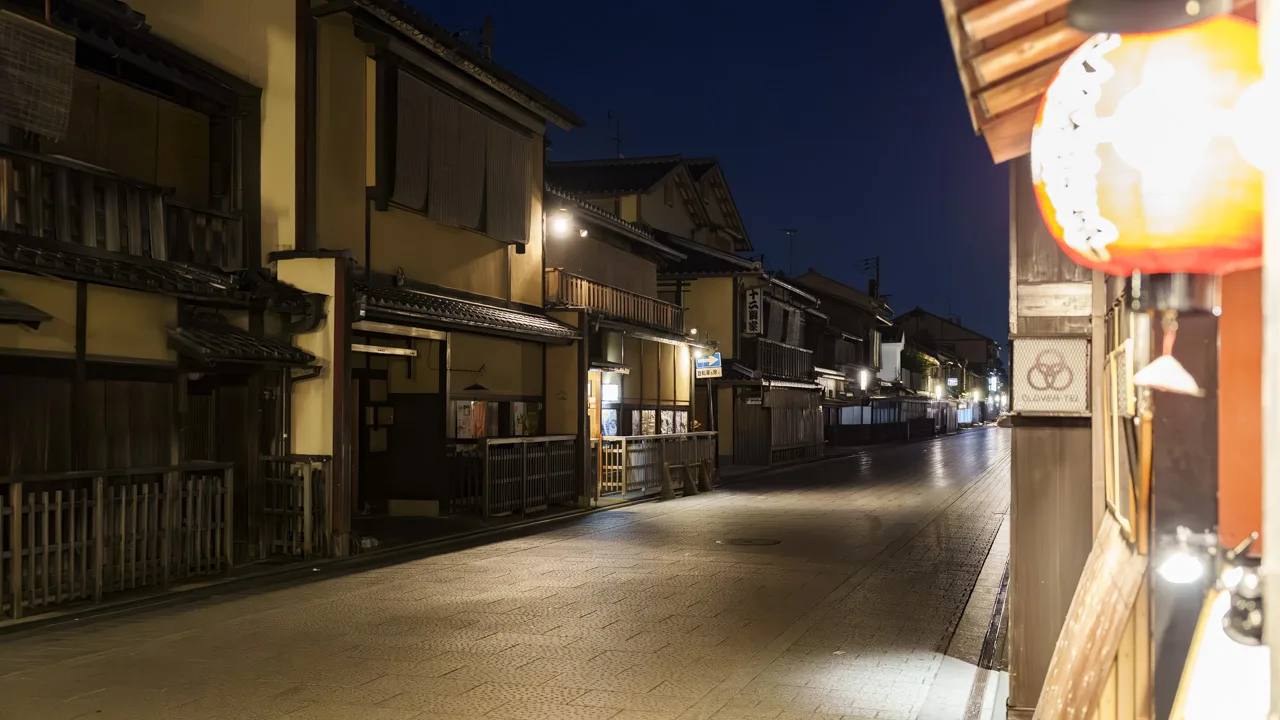 軒先の提灯が並ぶ、夜の花見小路南側