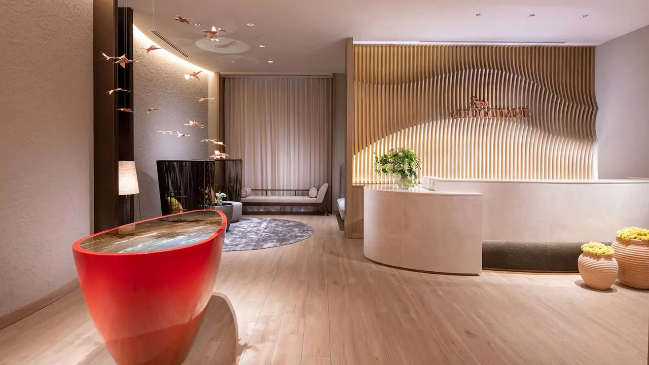 ヒルトン広島の「Spa by L’OCCITANE」レセプション。木の温もりと洗練されたデザインが、日常を忘れる極上の癒やしを予感させる空間