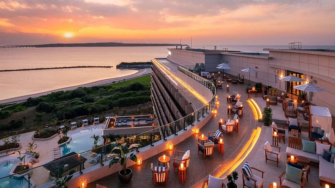 茜色に染まる夕日と海をドラマチックに望むヒルトン沖縄宮古島リゾートのルーフトップバー
