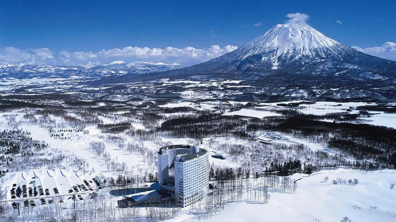 息をのむほど美しい白銀の世界と雄大な羊蹄山に抱かれた、冬のヒルトンニセコビレッジ