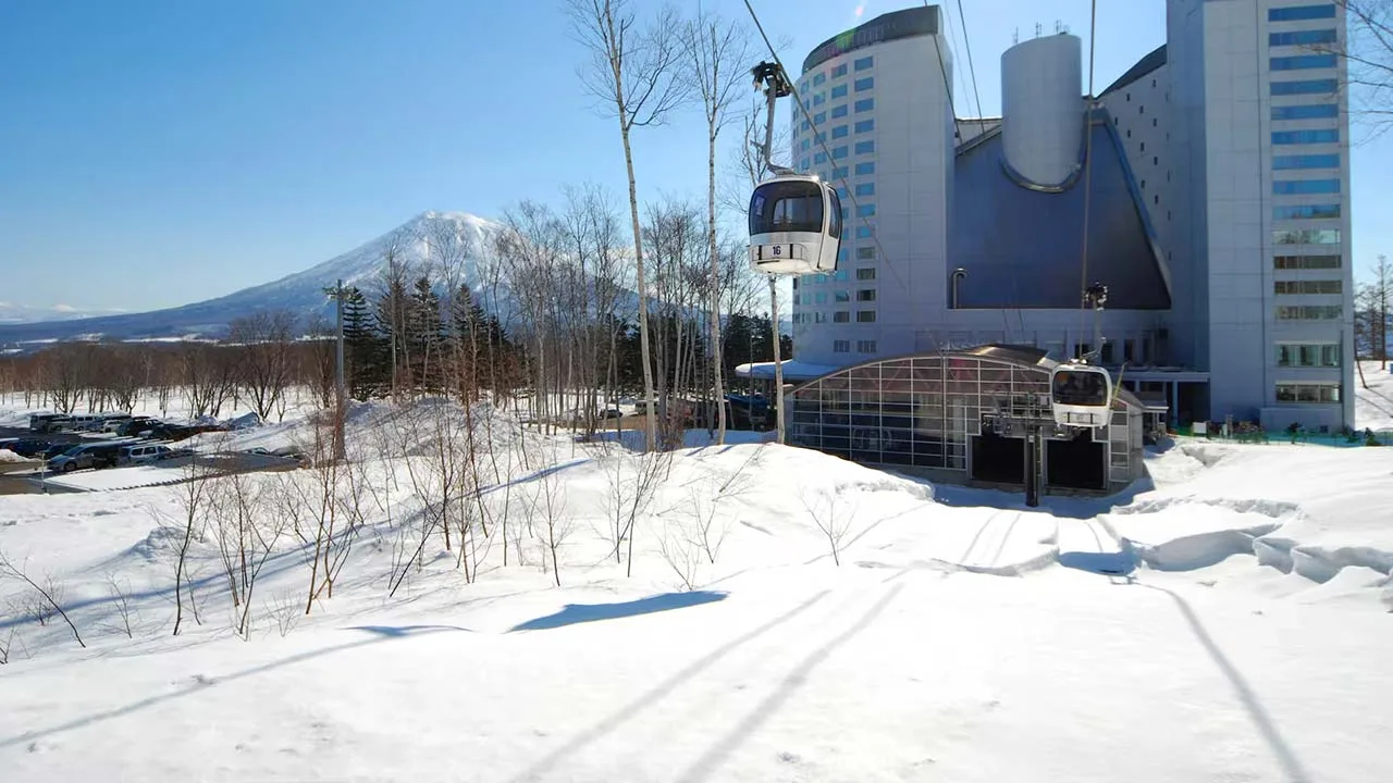 ホテルから直接ゴンドラに乗って真っ白な雪山へそのまま飛び出せる、冬のヒルトンニセコビレッジ