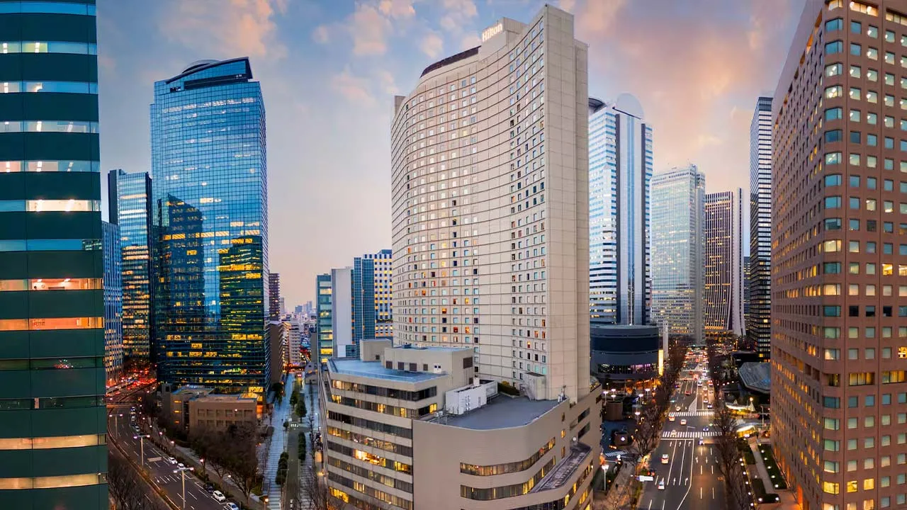 ヒルトン東京｜新宿の摩天楼に佇む、日本初の外資系ホテルが紡ぐステイ