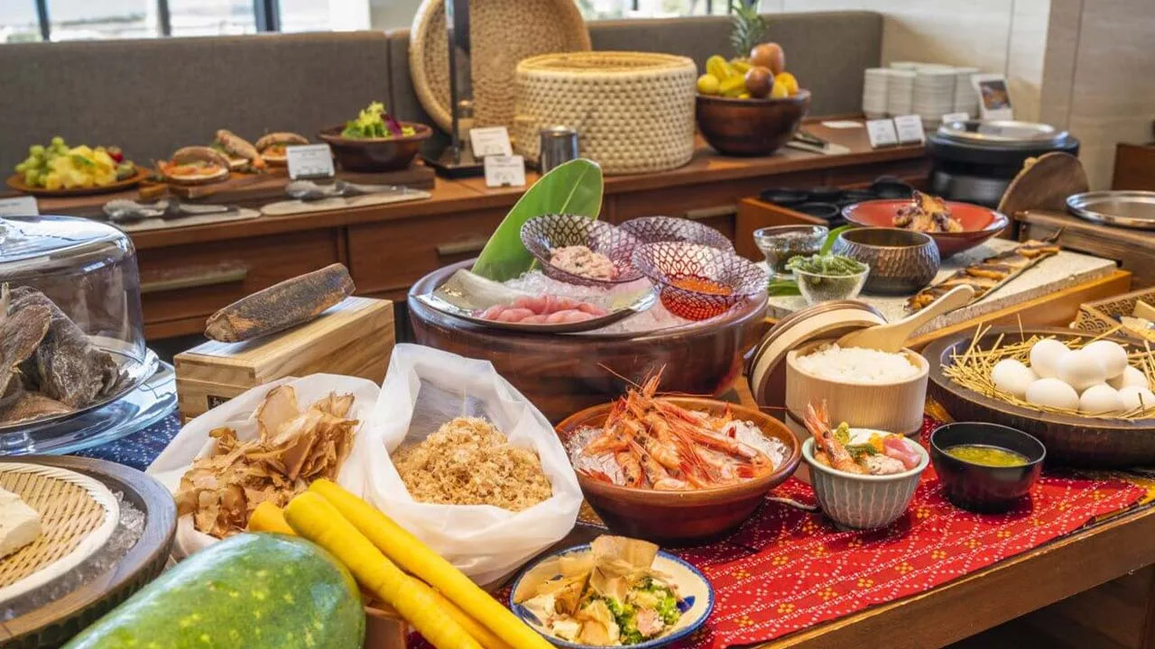 HIYORIオーシャンリゾート沖縄の豪華な朝食ビュッフェ（新鮮な海鮮や沖縄の地元食材が並ぶ色鮮やかな料理）