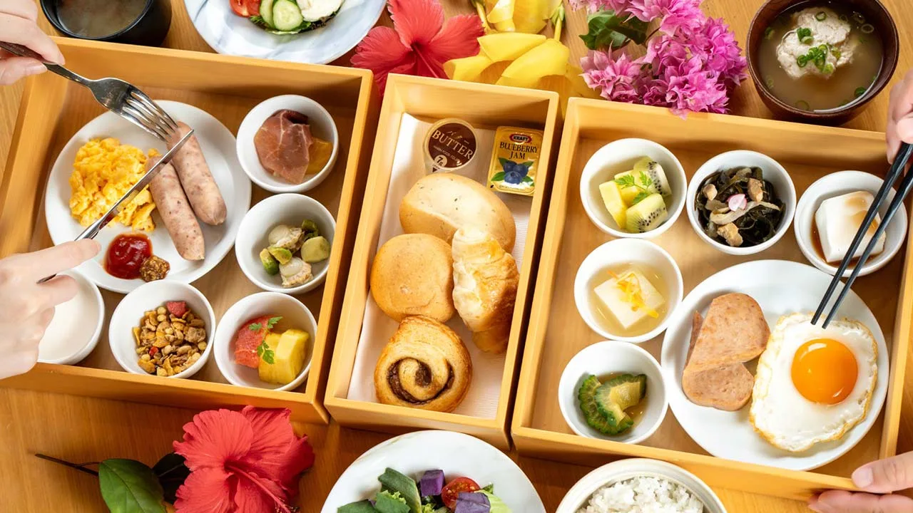 南国の花々が彩る、目にも鮮やかで種類豊富な朝食ボックス。和洋の美味しさが詰まった、ホーム・ステイ・ユミハ 沖縄 by バンヤン・グループの心ときめくモーニングタイム。