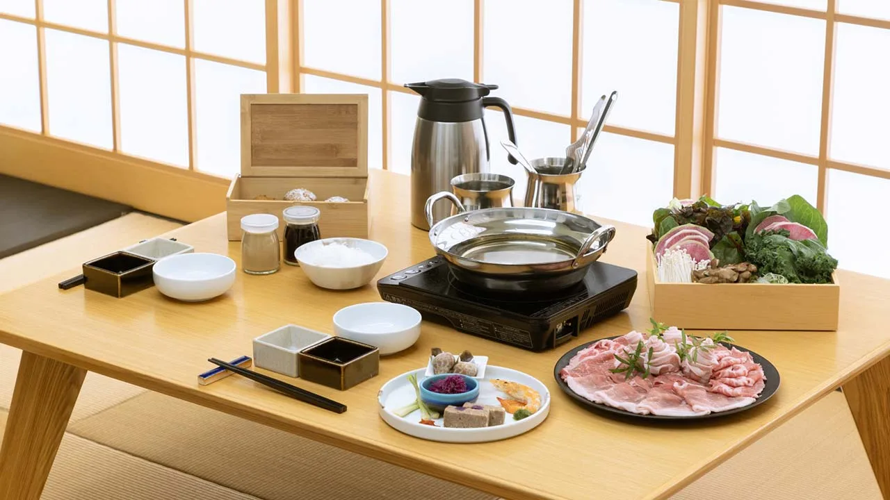 落ち着いた畳のお部屋でゆったりと味わう、特別感たっぷりのしゃぶしゃぶディナー。おいしい笑顔が溢れる、ホーム・ステイ・ユミハ 沖縄 by バンヤン・グループの夜。