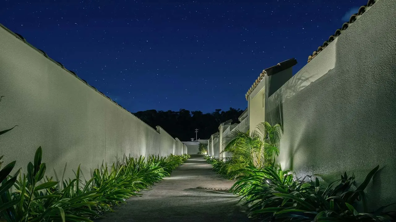 夜空に瞬く無数の星々と、南国の植物がロマンチックにライトアップされた小道。静寂に包まれた夜の散歩が心地よい、ホーム・ステイ・ユミハ 沖縄 by バンヤン・グループ。