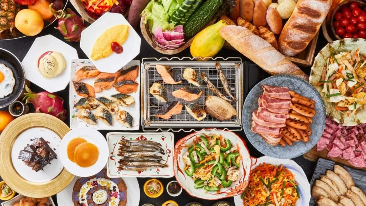 色鮮やかな料理や焼き立てパンがテーブルを彩る、ホテル コレクティブの豪華な朝食ビュッフェ。朝起きるのが待ち遠しくなる美味しさ