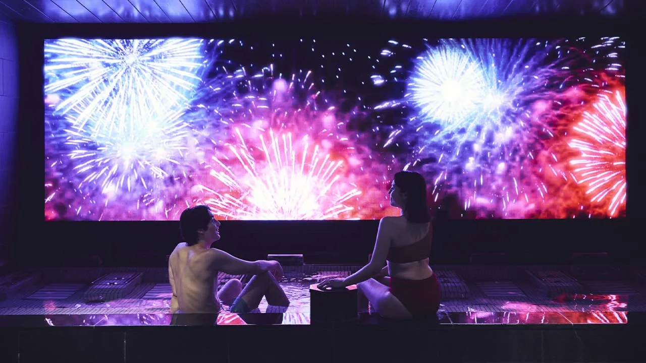 巨大スクリーンに映し出されるデジタルアートの花火がロマンチックな、ホテルインディゴ箱根強羅のサーマルスプリングで彼と楽しむ幻想的な水着リラックスタイム