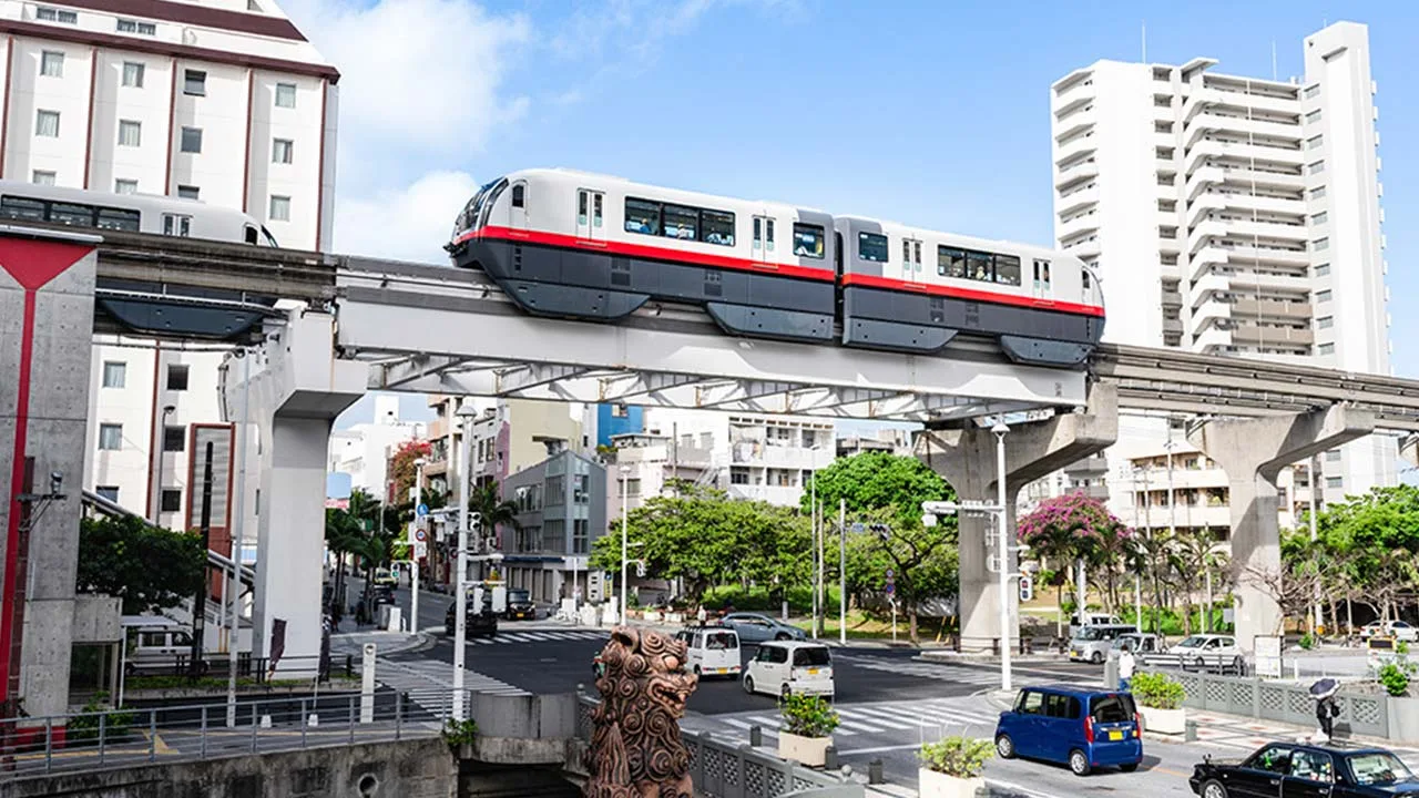 青空の下を走るゆいレールと沖縄ののどかな街並み。観光の拠点にぴったりなホテルモントレ ラ・スール那覇周辺の心弾む風景。