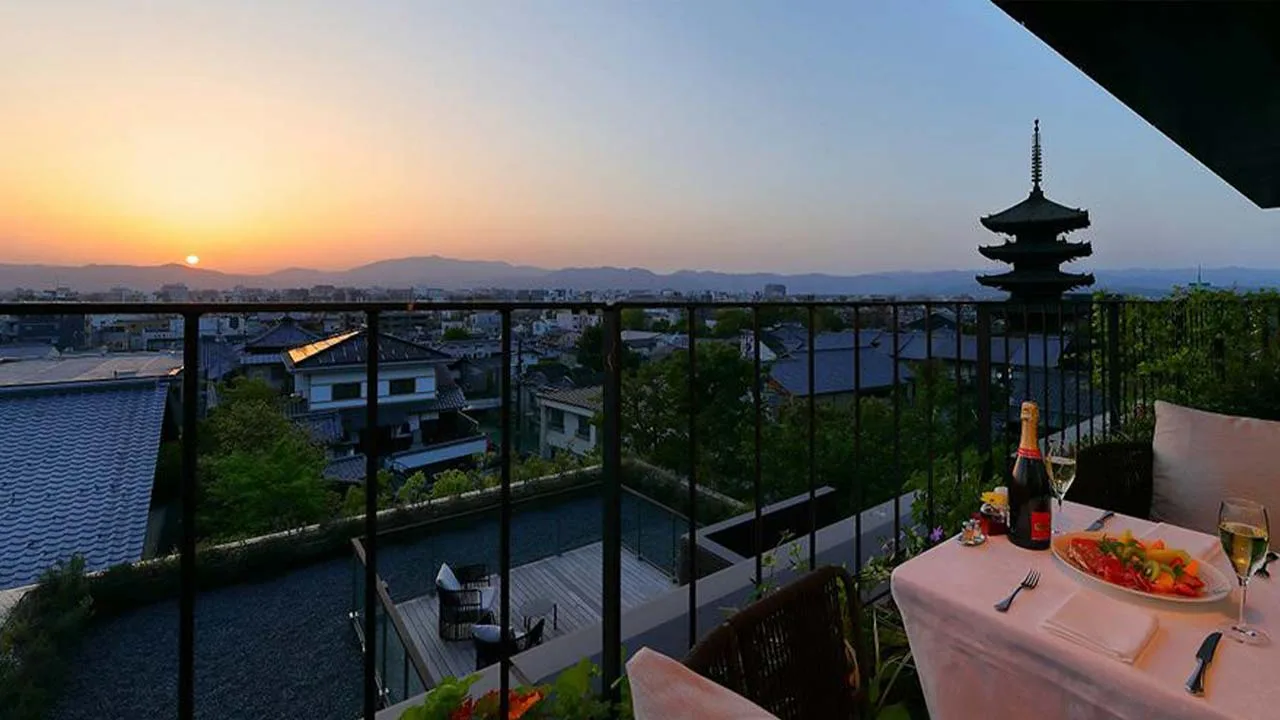茜色に染まる夕空と八坂の塔をバルコニーから眺めながらシャンパンで乾杯する、ザ・ホテル青龍 京都清水での至福のひととき