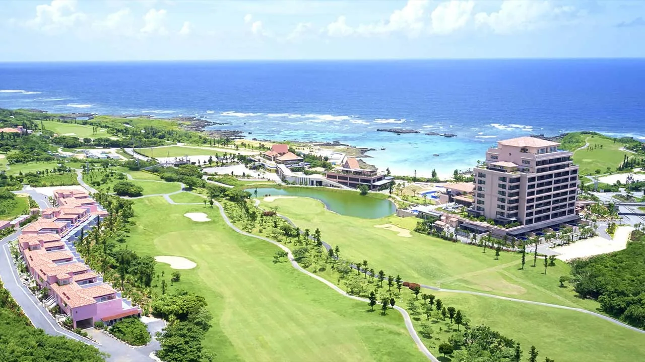 宮古島の青い海とゴルフコースに囲まれた広大なリゾート「ホテル シギラミラージュ」の全景