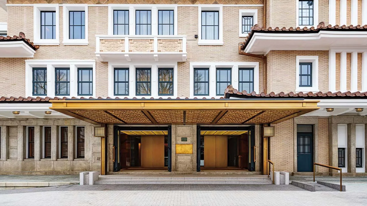 帝国ホテル 京都のエントランス外観。レトロ建築の美しさとモダンなデザインが融合した、思わず写真を撮りたくなるクラシカルな佇まい