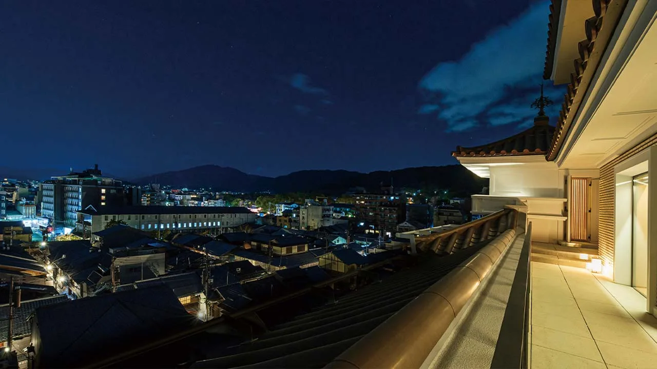 帝国ホテル 京都のテラスから望む静かな夜景。瓦屋根の街並みと遠くの山々が星空に溶け込む、心ほぐれるご褒美タイム