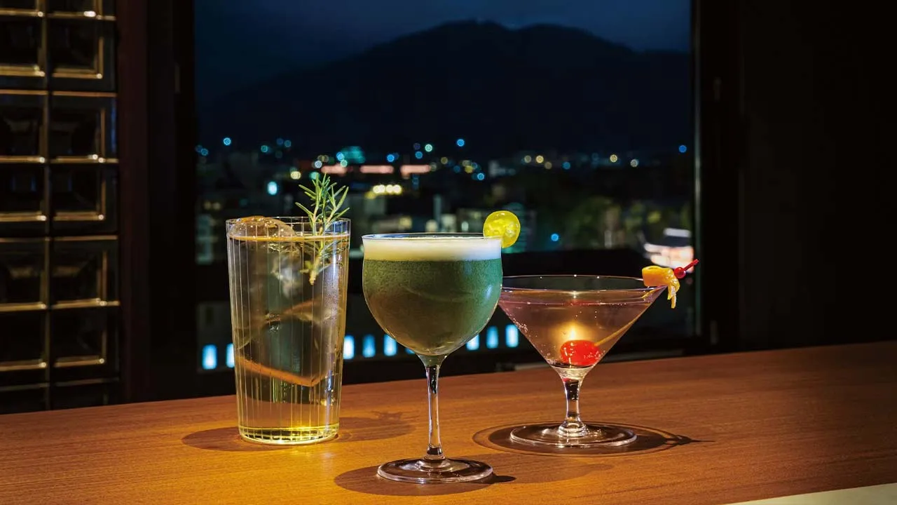 帝国ホテル 京都のバー。きらめく夜景をバックに色鮮やかなカクテルを傾ける、ロマンチックでうっとりするような夜のひととき