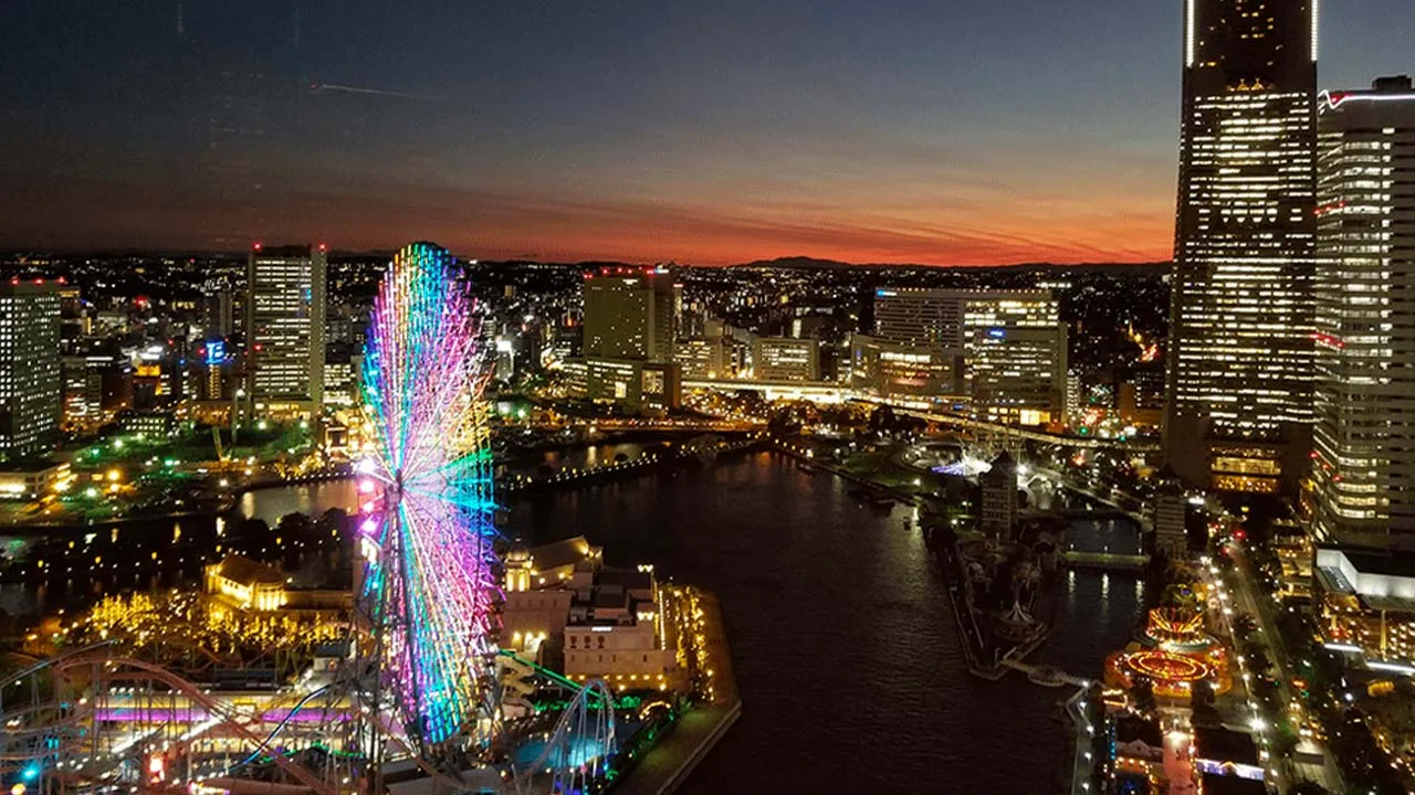 宝石箱のようにきらめく観覧車とみなとみらいの夜景。ヨコハマ グランド インターコンチネンタル ホテルから見下ろす、時間を忘れてうっとりしてしまうほどロマンチックな絶景です。